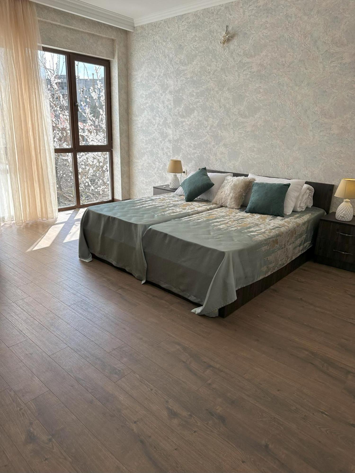Three Palms Guest House Tbilisi Exterior photo