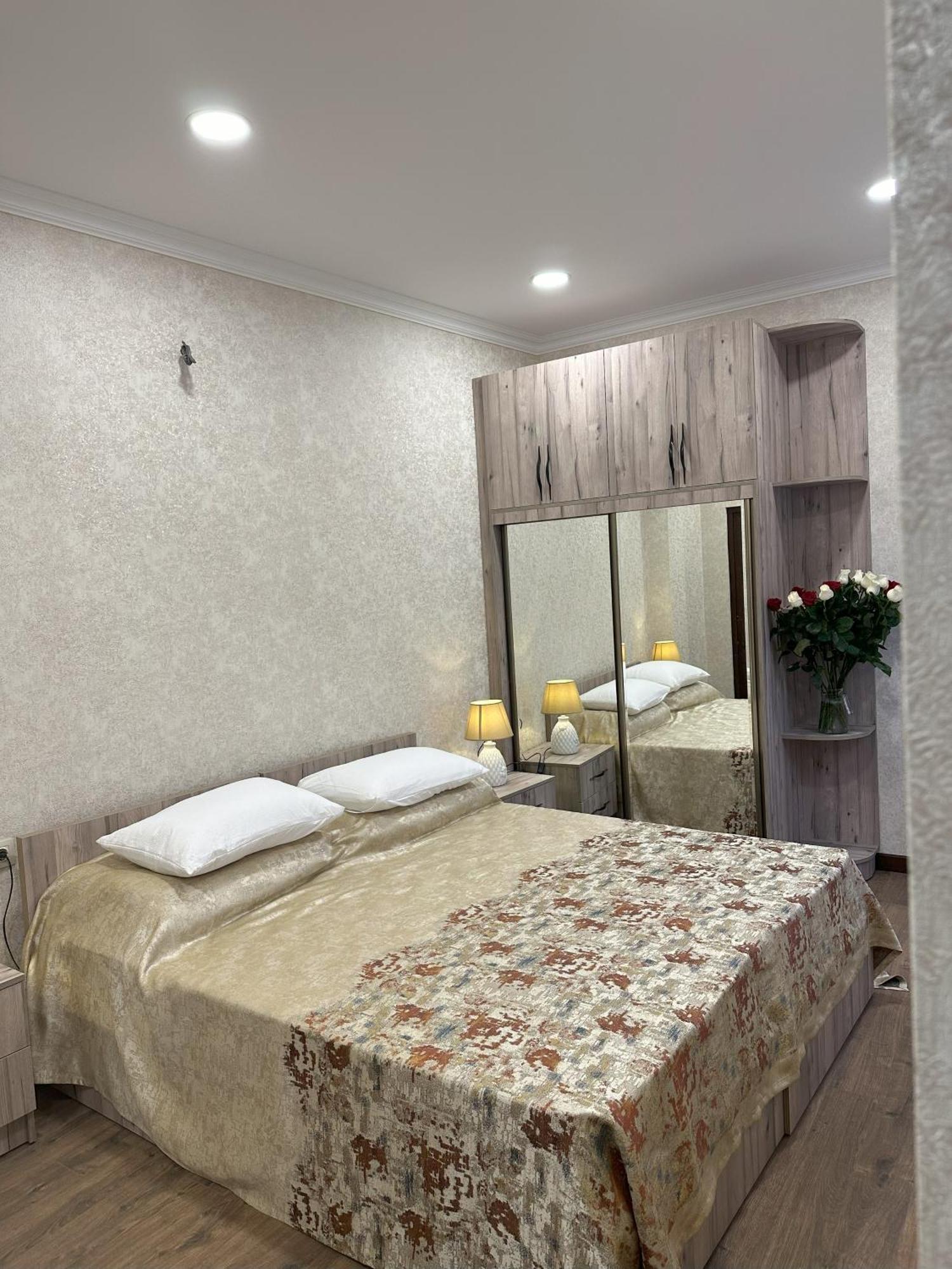 Three Palms Guest House Tbilisi Exterior photo